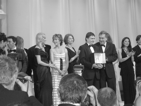 Les lauréats sur la scène après la remise des prix de g à d : Diane Kruger, maîtresse de la cérémonie, Jane Fonda, Charlotte Rampling, Cristian Mungiu, Stephen Frears... (photo Blog Cannes Hugo Meyer)