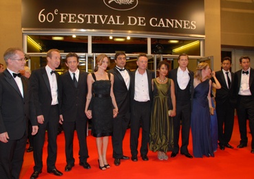 l'équipe du film avec Angelina Jolie, Brad Pitt, Marianne Pearl (en vert bronze ) autour du réalisateur Michaël Winterbottom (photo L'Oréal Cannes)